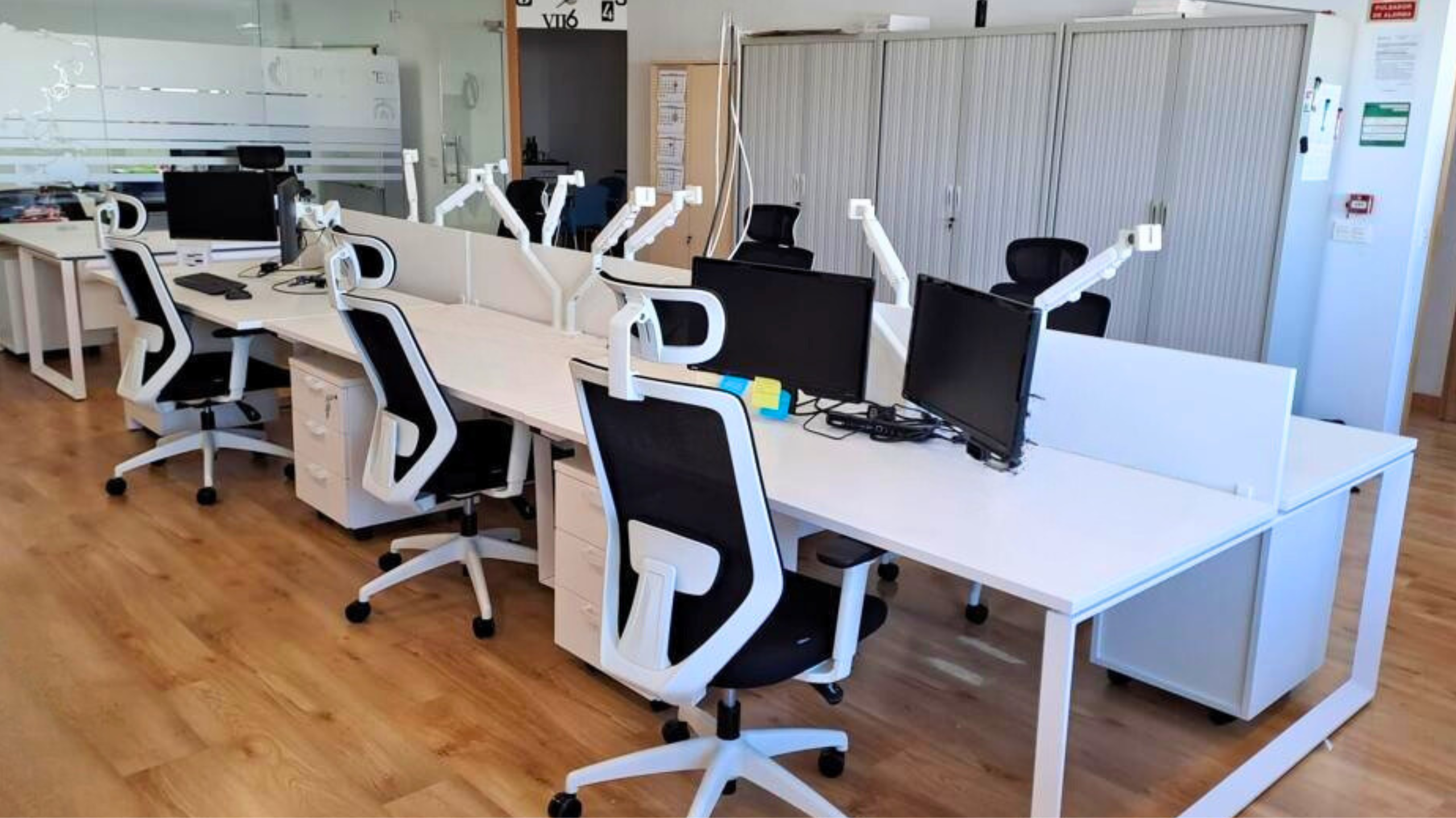 Escritório com bench de 6 postos