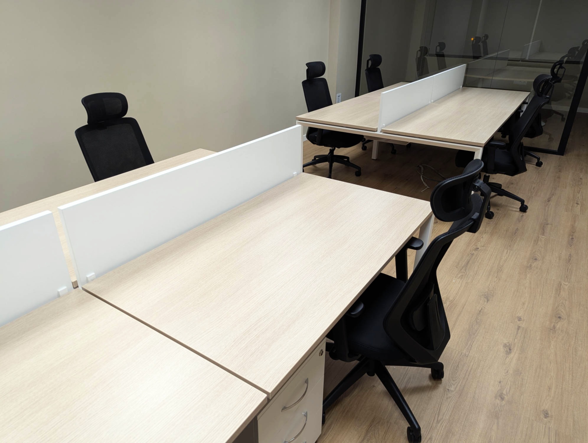 Escritório com mesa multiposto e cadeiras
